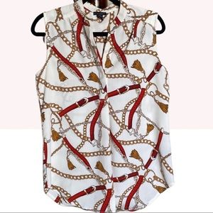 Flowy sleeveless classic blouse.